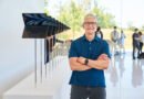 Apple CEO Tim Cook steht vor einer Galerie mit MacBook Air auf der WWDC 2022.