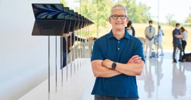 Apple CEO Tim Cook steht vor einer Galerie mit MacBook Air auf der WWDC 2022.