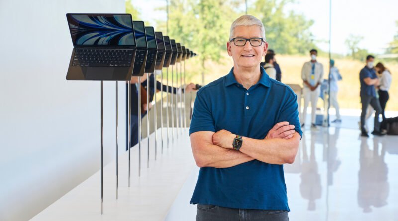 Apple CEO Tim Cook steht vor einer Galerie mit MacBook Air auf der WWDC 2022.